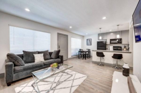 Beautiful 1Bed/bath Apt W/Free Parking &WiFi